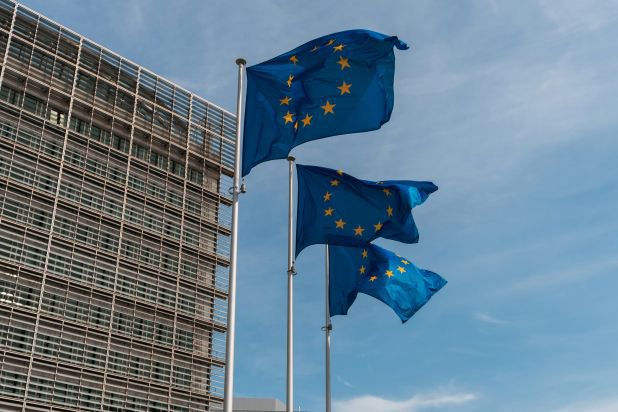 La Commission européenne autorise l'acquisition de PRG par KKR et Ares cover
