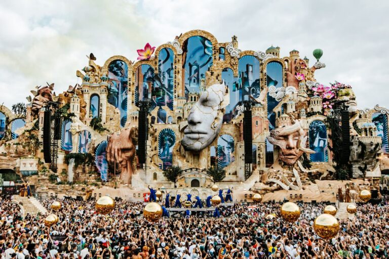 De la region du Rupel vers la Thaïlande : la MainStage de Tomorrowland entame son voyage international par voie fluviale cover